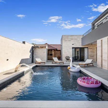 Jollie With Pool Villa