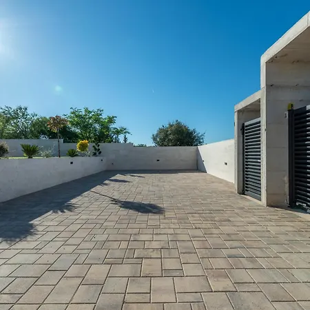 Jollie With Pool Villa